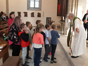 Vorstellung der Kommunionkinder in St. Crescentius (Foto: Norbert Müller) Vorstellung der Kommunionkinder in St. Crescentius (Foto: Norbert Müller)